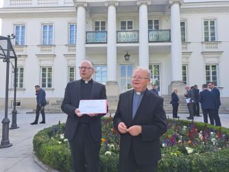 Dyrektor archiwum i ks. Jan Kasprowicz - delegat prymasa Polski ds. kultury