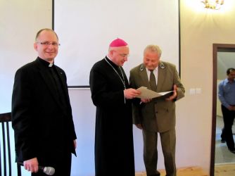 sesja-m-11-odbior-dyplomu-przez-nadlesniczego-Krzysztofa-Szwarca.jpg