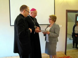 sesja-m-12-odbior-dyplomu-przez-prof-Elzbiete-Jablonska-UMKTorun.jpg