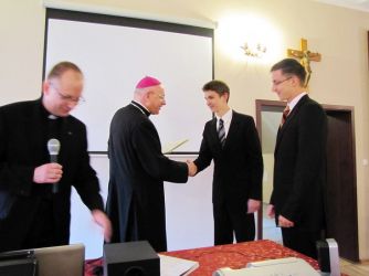 sesja-m-9-odbior-dyplomu-przez-rodzine-Sychow-z-Gniezna.jpg