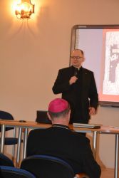 otwarcie sesji przez dyrektora AAG, ks. Michała Sołomieniuka
