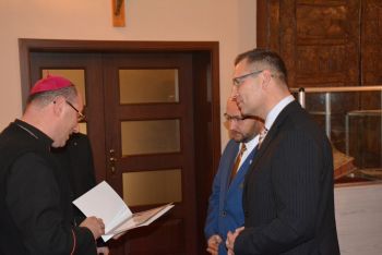 dyplom Wielkiego Mecenasa odbiera delegacja Stowarzyszenia Kibiców Lecha Poznań