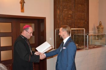 dyplom Wielkiego Mecenasa w imieniu KKS Lech Poznań odbiera Sebastian Starczewski