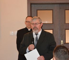 dyplom Miłośnika Skarbów Słowa odbiera prof. Bogdan Maruszewski z Poznania