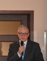 dyplom Miłośnika Skarbów Słowa odbiera senator Robert Gaweł