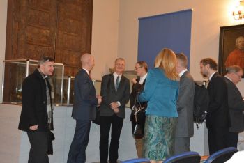 goście przy gablotach z odnalezionymi dokumentami