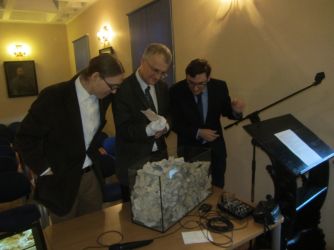 prof. Tomasz Jurek (IH PAN) przegląda odnalezione skarby