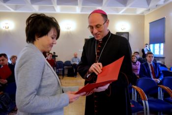 Prymas wręcza dyplom Miłośnika Skarbów Słowa dyrektorowi biura poselskiego K. Ostrowskiego