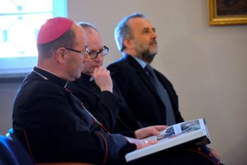 Ksiądz Prymas jako pierwszy zapoznaje się z publikacją 'Ewangelistarz. Złoty Kodeks Gnieźnieński'