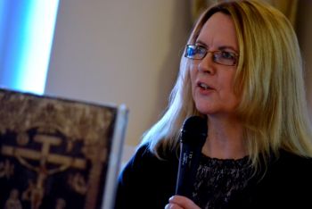 Marzena Szczerkowska prezentuje prace konserwatorskie