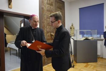 Mecenas Skarbów Słowa, ks. natan Korsak-Kędzierski, odbiera podziękowanie od księdza prymasa