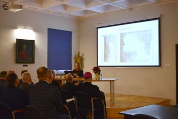 Marzena Sczerkowska omawia prace konserwatorskie
