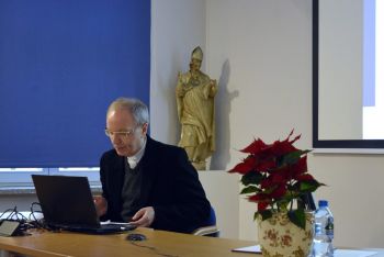 ks. Jan Grzeszczak omawia projekt badawczy Exul patriae