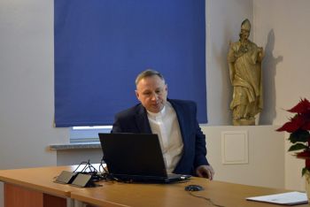 Ks. prof. Cezary Korzec omawia projekt badawczy Biblia Ottona z Bambergu