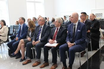 Organizatorzy i goście w Sali Herbowej Wielkopolskiego Urzędu Wojewódzkiego w Poznaniu