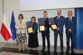 Laureaci z wicewojewodą i przewodniczącym kapituły