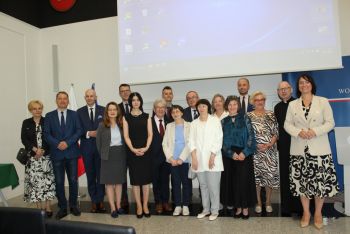 Laureaci z szefami swoich placówek, wicewojewodą i członkami kapituły nagrody