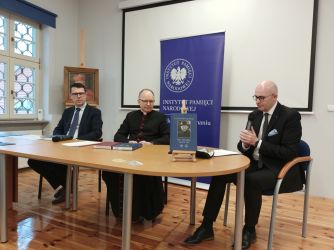 Rafał Reczek prowadzi rozmowę z Łukaszem Kościańskim i ks. Michałem Sołomieniukiem