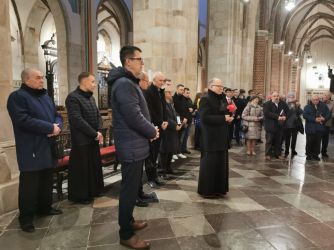 Modlitwa przy relikwiach bł. Stefana kard. Wyszyńskiego w katedrze