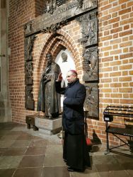Ks. bp Rafał Orchowicz błogosławi spod relikwii Pymasa Tysiąclecia