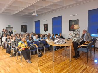 Marzena Szmyt  prezentuje publikację