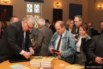 8-Ksiazki-rozeszly-sie-bardzo-szybko-.jpg