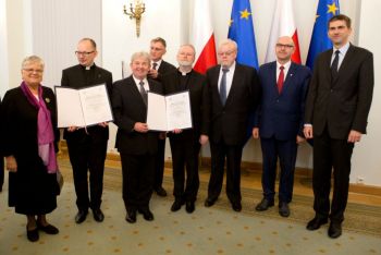 Delegacja gnieźnieńska i poznańska z certyfikatami wpisu dla Dokumentu Zbiluta